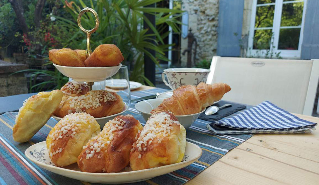 photo table de petit dejeuner